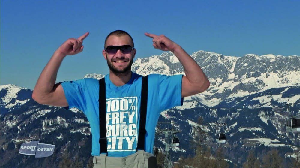 Dominic Bösel bekennt sich zu seiner Heimatstadt - auch im Ski-Urlaub nach dem jüngsten Sieg gegen Timy Shala. Das MDR-Fernsehen begleitete den Freyburger Boxprofi nach Österreich.