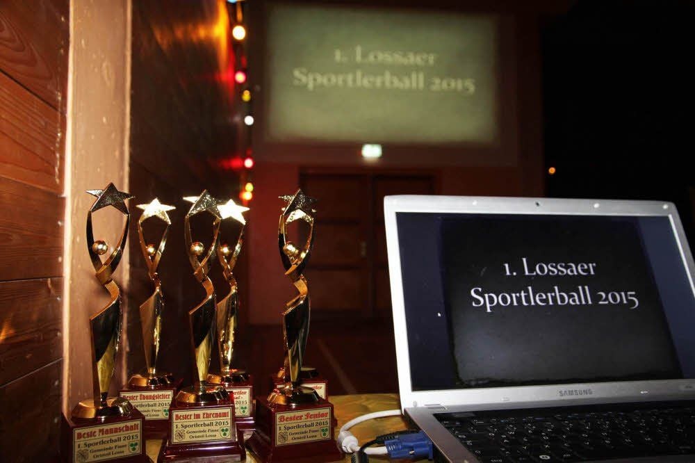 Erinnerten schon ein wenig an die in Hollywood vergebenen „Oscars“: die Lossaer Sportlerball-Pokale.