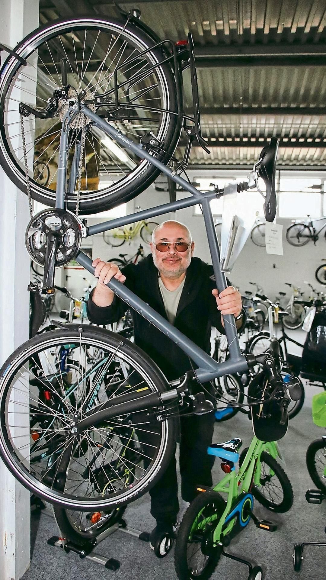 Corona hat den Fahrradhändlern wie Jörg Grunert aus Sangerhausen in die Karten gespielt. Allerdings gibt es Schwierigkeiten mit dem Ersatzteilnachschub.