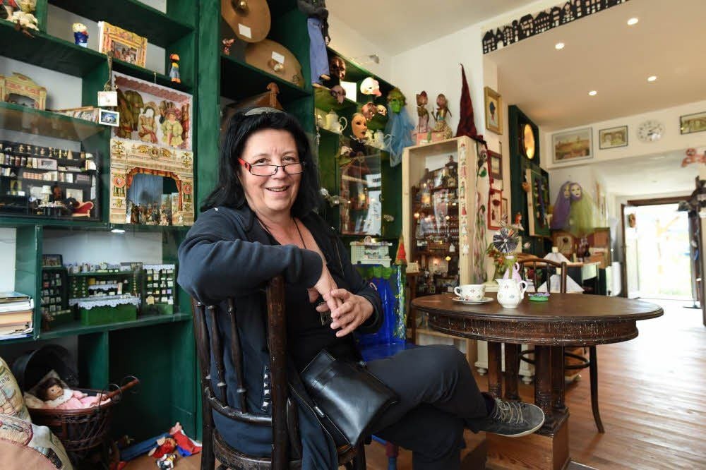 Zwischen Kunst aller Art: Die Werbegrafikerin Gabriele Lüdicke hat sich mit einem Café einen Traum erfüllt. Gemeinsam mit ihrem Mann hat sie das Haus Weingarten 12 in Naumburg gekauft und saniert.