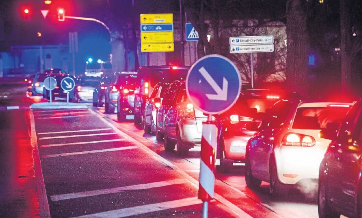 In mehreren Runden durch Naumburg wurde am Dienstagabend in einem knapp 60 Fahrzeuge umfassenden Autokorso gegen die Corona-Schutzmaßnahmen demonstriert. Die Veranstaltung war zuvor genehmigt worden.