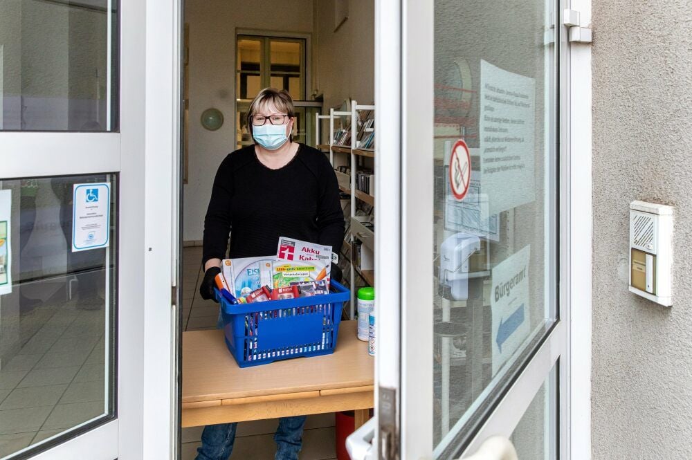 Bibliotheksmitarbeiterin Andrea Elger hat die Bestellungen in einem Korb für die Übergabe bereitgestellt.