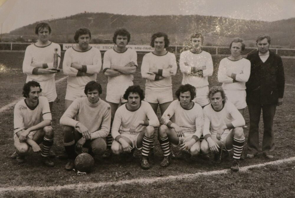 Die Bad Kösener Pokalsiegermannschaft von 1977, die sich im Endspiel mit 4:0 gegen Traktor Herrengosserstedt durchsetzte - hinten, v.l.: Wolfgang Zich, Jörg Drengwitz, Jörg Eichstädt, Jürgen Knesebeck, Joachim Bornschein, Matthias Ott, Trainer Wilfried Bernatscke; vorn, v.l.: Dietmar Zetzsche, Horst Zich, Roland Klitsch, Heinz Knesebeck, Wolfgang Braune.