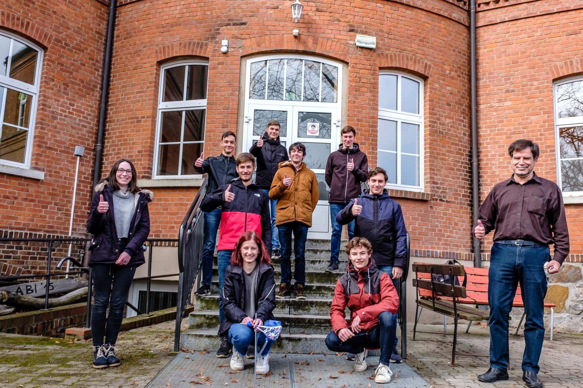 Die Nachwuchsforscher vor dem Schulgebäude: Zwei Mädchen haben sich in diesem Jahr an „Jungend forscht“ beteiligt.