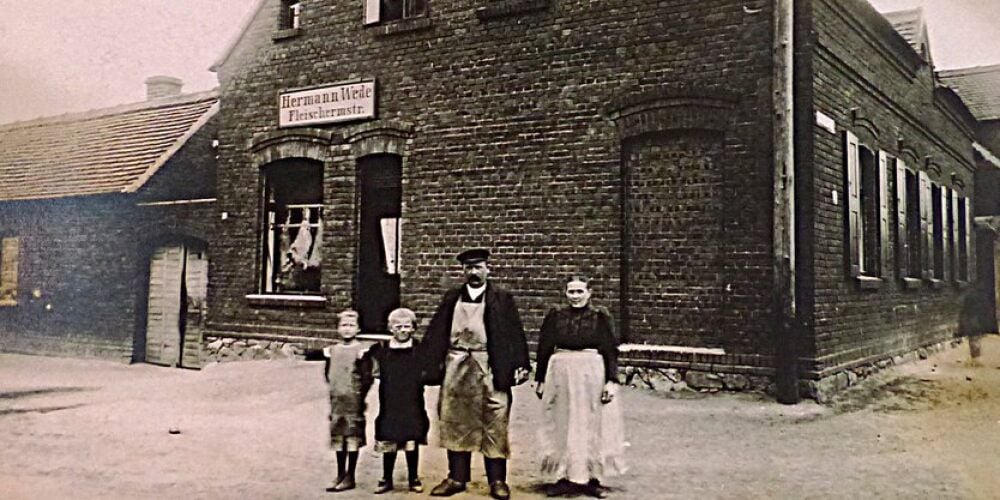 Hermann Wede mit seiner Familie vor der Fleischerei.