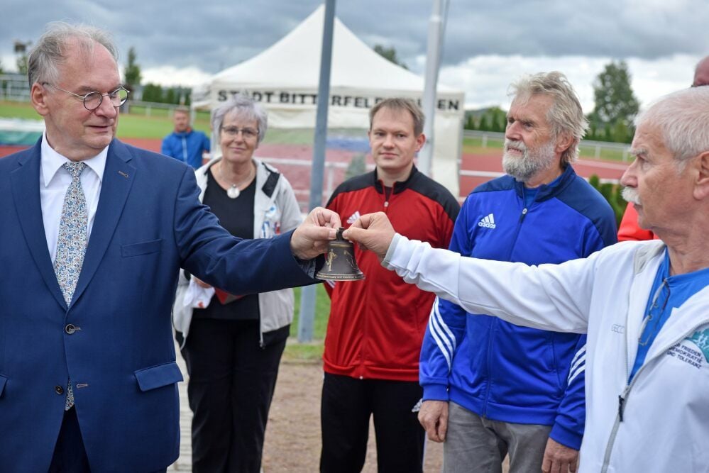 Reiner Haseloff (l.) freute sich über die Friedensglocke, die Peter Junge übergab.