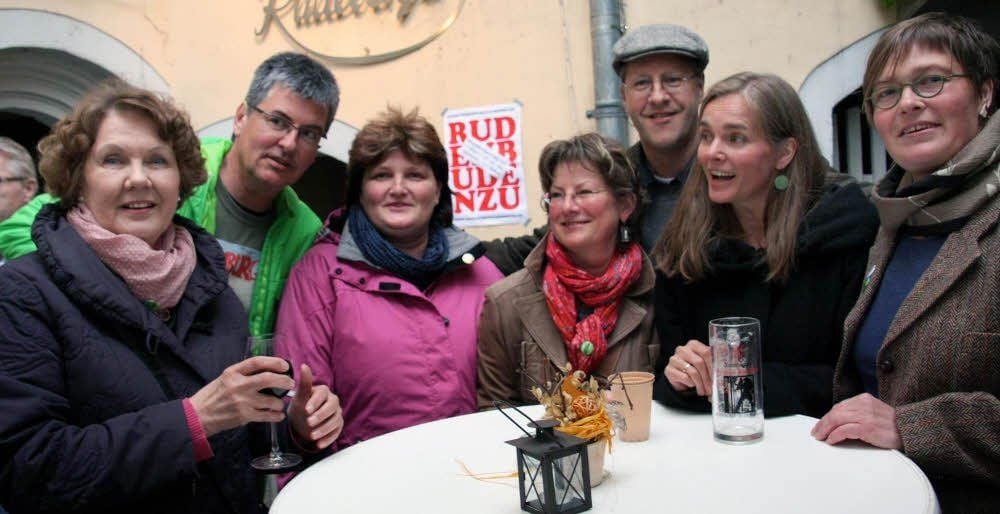 Gründeten 1993 in Naumburg das alternative Kulturzentrum „Ideenschmiede“ und trafen sich nun aus Anlass der Hofkulturtage wieder: Adelheid Schultz (von links), Ralph Steinmeyer, Elke Günther, Ulrike Wicharz, Christoph Scheibert, Petra Töppe sowie Heike Scheibert.