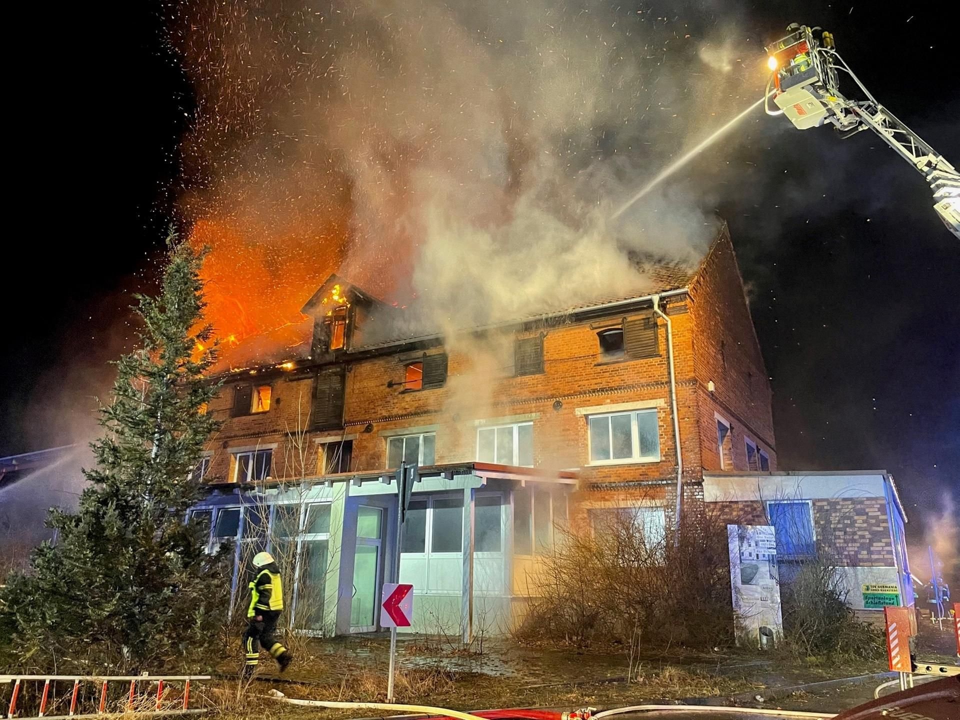 Ein leerstehende Gebäude Am Bahnhof geriet in Brand.