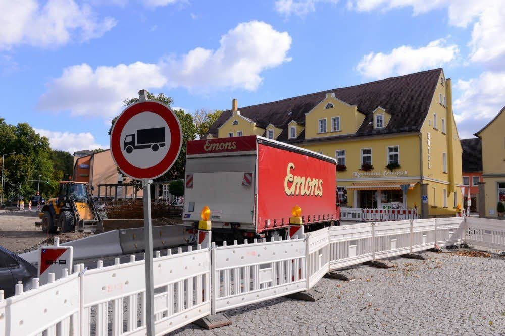 Lkw haben in der Baustelle vor dem „Café Schoppe“ in Bad Kösen eigentlich nichts zu suchen. Für sie gilt ein Durchfahrtverbot.