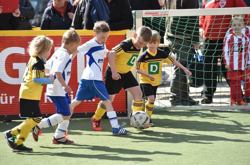 Beim Streetsoccer-Turnier auf dem Holzmarkt standen sich auch die Teams des FC RSK Freyburg (in blau-weiß) und der JSG Naumburg I gegenüber. Die Jahnstädter gewannen 6:0 und wurden am Ende Zweiter.