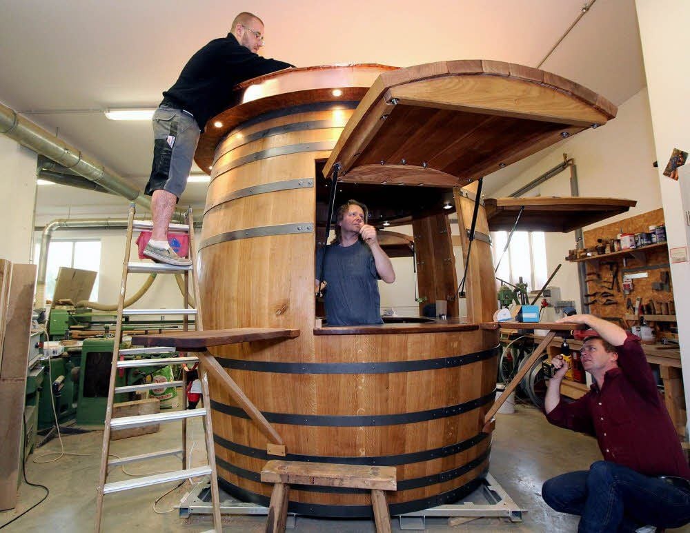 Arbeit am Riesen-Fass: Carsten Romberg, Andreas Gube und Alexander Romberg (großes Foto, von rechts) nehmen in der Werkstatt im Naumburger Ortsteil Roßbach letzte Handgriffe vor. 9400 Liter fasst das riesige Behältnis, das jedoch nicht mit Wein gefüllt werden wird, sondern demnächst seinen Platz auf dem Weihnachtsmarkt in Frankfurt am Main erhält. Dort soll es als übergroßer Verkaufsstand samt Ausschankmöglichkeit dienen. In Auftrag gegeben wurde das Fass von einem Gastroservice, der in der Mainmetropole ansässig ist.