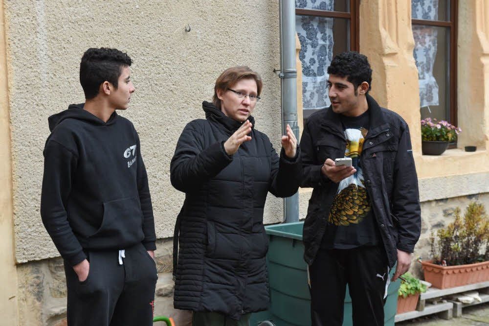 Bettina Schlauraff im Gespräch mit den beiden Brüdern Mohammed und Ahmad (r.), die ohne Eltern in Deutschland sind.