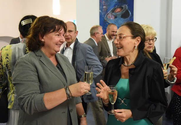 Dass derzeit 57 Bilder der italienischen Künstlerin Agnese Martori (v.r.) im Amtsgericht Naumburg unter dem Titel "Frauen" zu sehen sind, ist auch Richterin Eva Zielberg-Buchhold zu verdanken, die die Ausstellungen für das Amtsgericht organisiert.