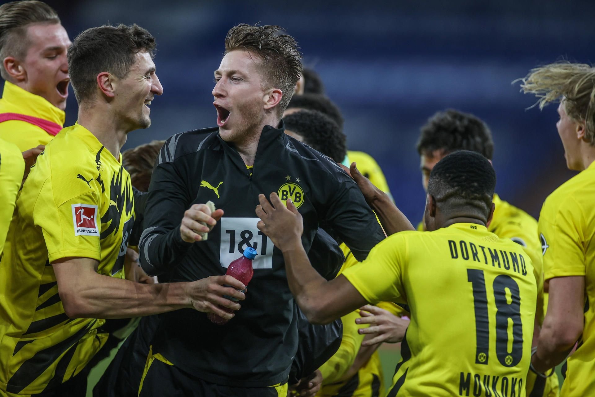 Die Dortmunder Derby-Sieger feiern ihren 4:0 beim Rivalen Schalke 04 nach Abpfiff.