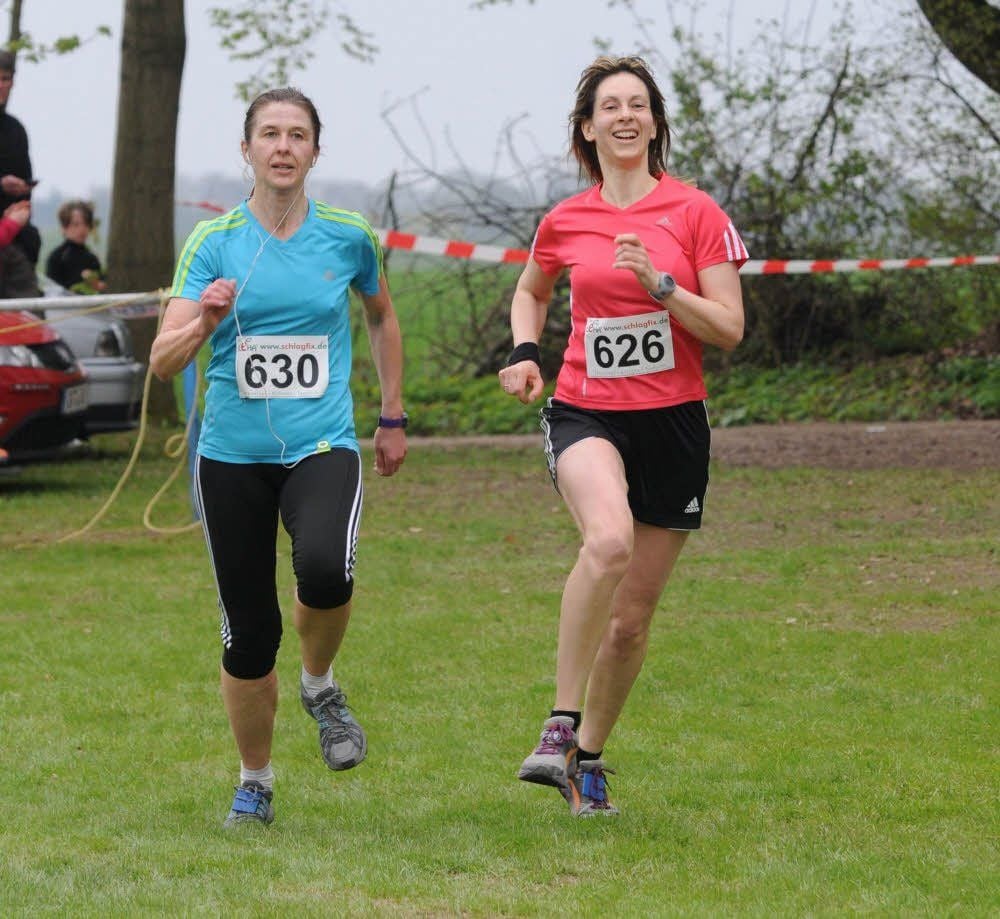Christiane Werner (r.) von der SG Finne Billroda - hier beim Finnelauf mit Ines Kretschmar vom TC Weimar - hat den Rennsteiglauf-Halbmarathon am Sonnabend in 1:54:26 Stunden absolviert.