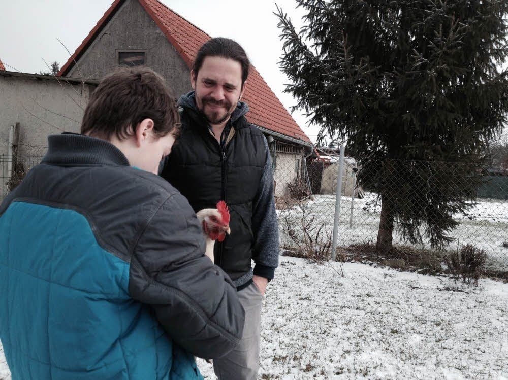 Marcel Schneider ist Leiter des Wohnprojektes in Possenhain. In der Gemeinschaft Verantwortung zu übernehmen, Alltägliches zu meistern, auch das sollen die Jugendlichen lernen; beispielsweise Hühner pflegen.