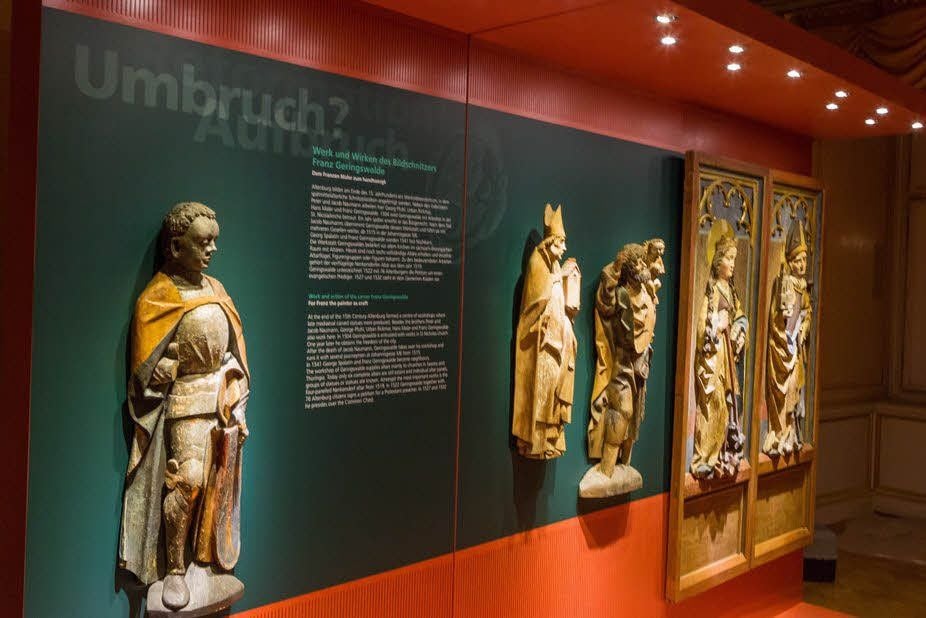Mehr als 250 Exponate aus zahlreichen Museen, Archiven und Sammlungen aus dem In- und Ausland werden in der Exposition präsentiert. Die Schau kann bis zum 2. November besucht werden.