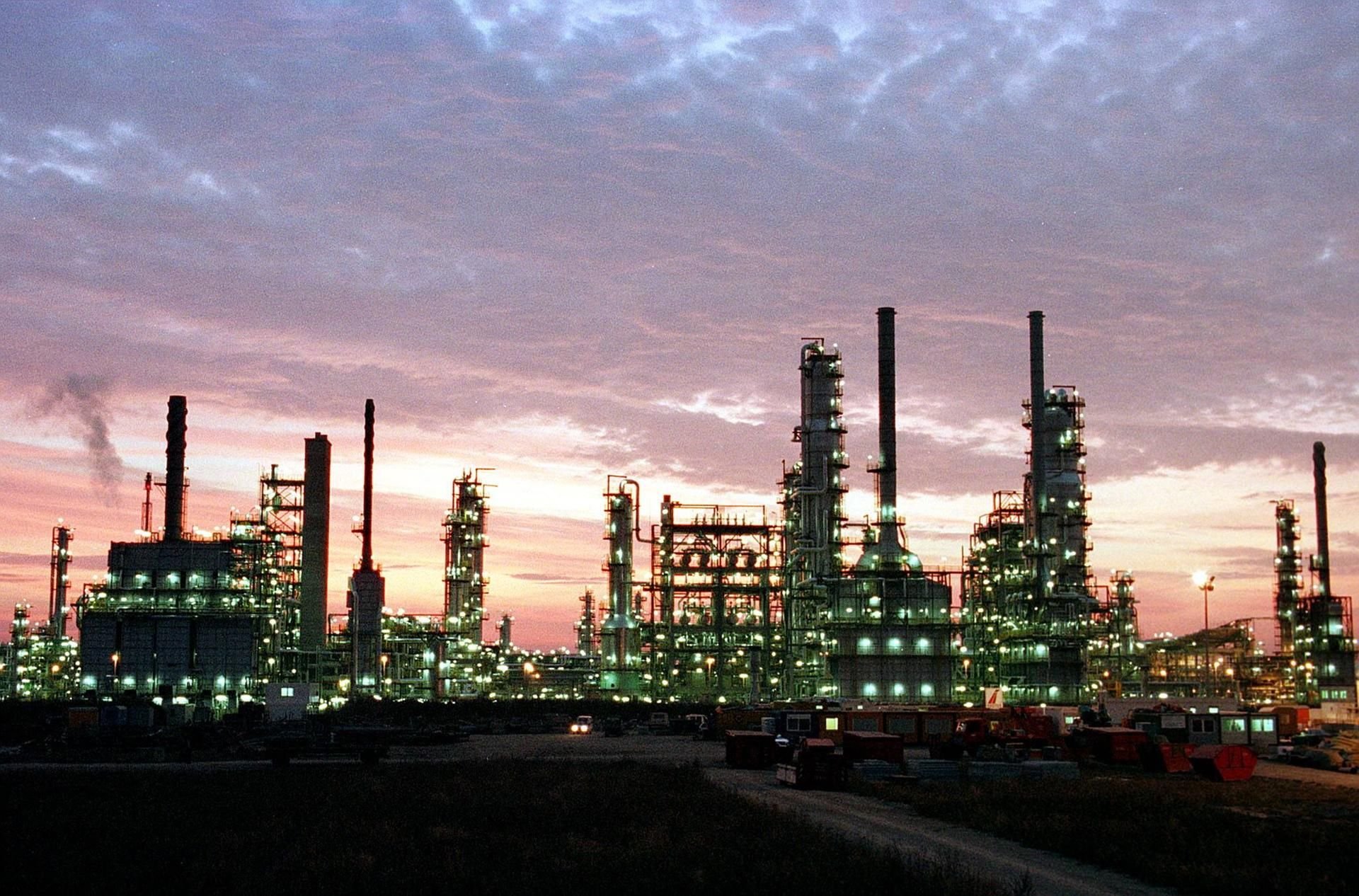 Die Raffinerie in Leuna (Saalekreis), fotografiert mit langer Belichtung im Vorbeifahren. Wegen Corona könnte die Industrie herunter gefahren werden.Foto: