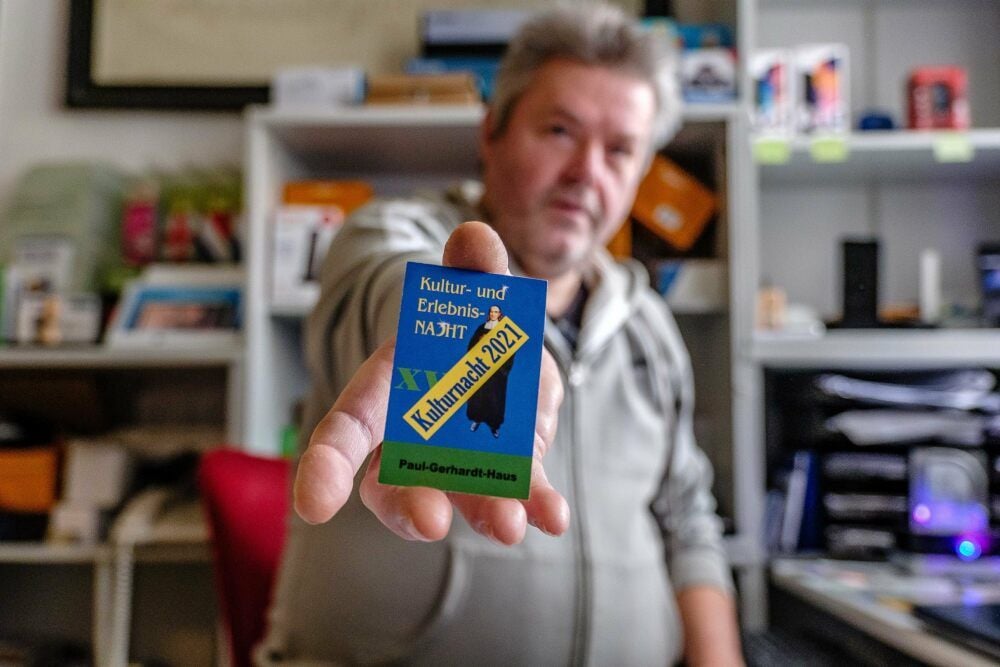 Kulturbanden-Chef Michael Walther mit der gültigen Karte