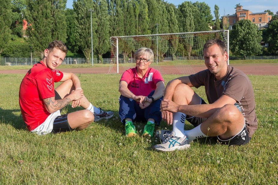 Männer-Trainerin Ines Seidler mit den Neuzugängen Steven Wrobel (l./ kam von der SG Spergau) und Stephan Harseim (SV Hermsdorf).
