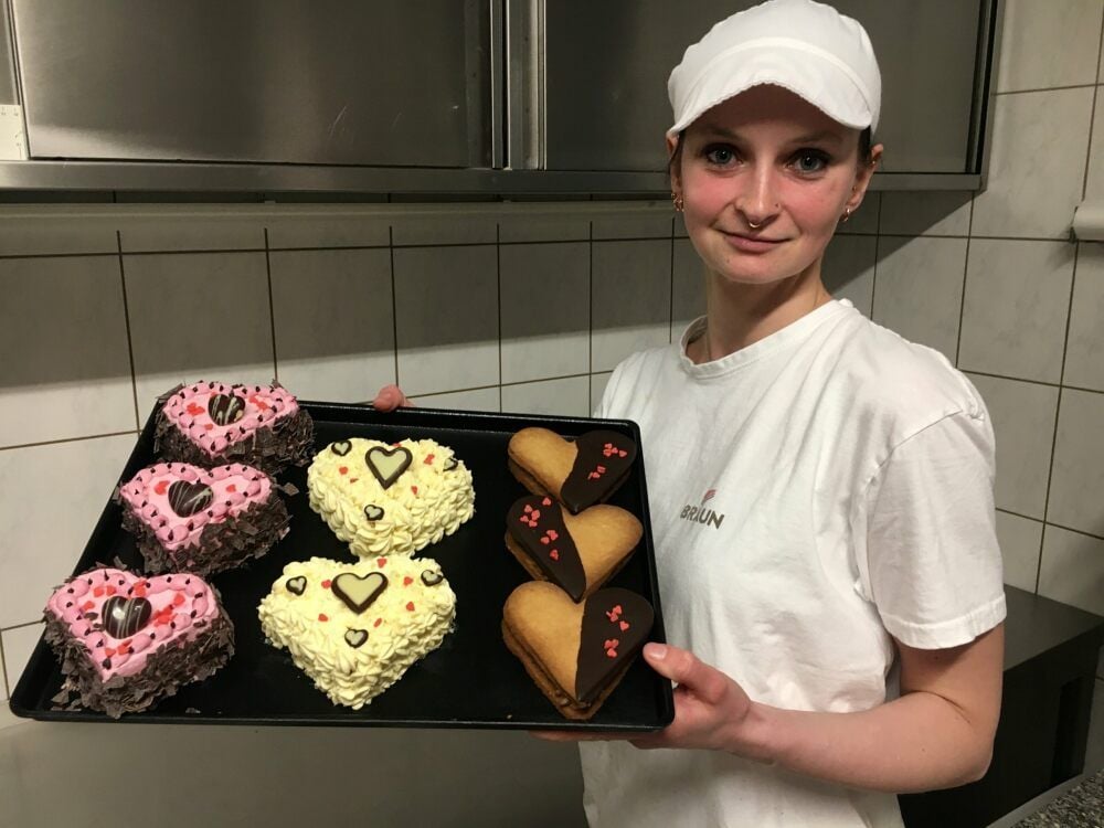 Konditorin Sabine Kujawa arbeitet bei der Bäckerei Sommerwerk und ist für diese Valentinstags-Naschereien zuständig.