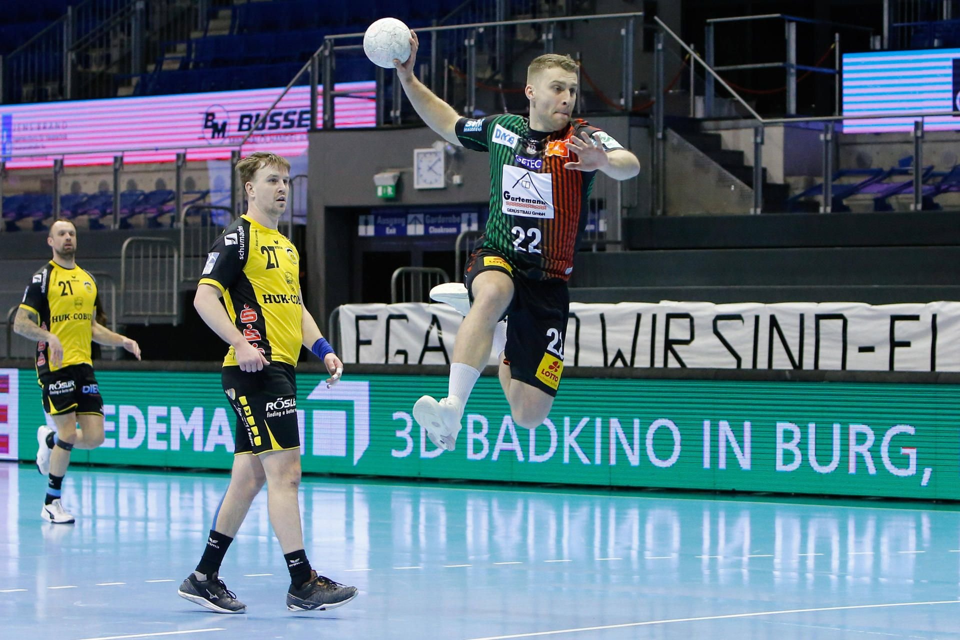 Magdeburgs Lukas Mertens beim Torwurf gegen Coburg.