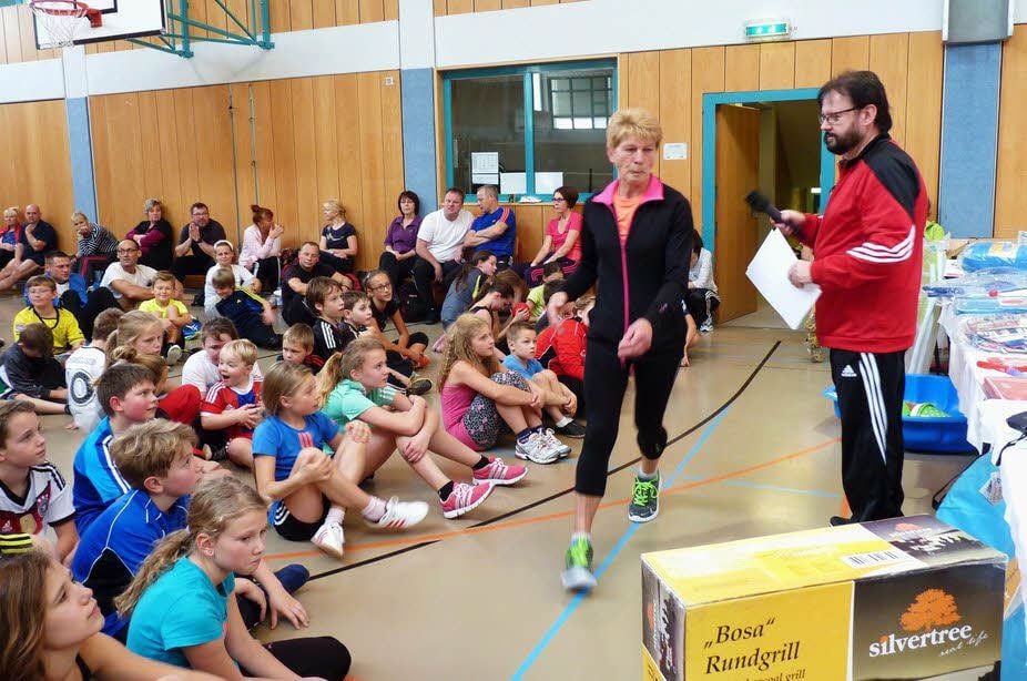 Sportlehrerin Karin Reinhardt, langjährige Cheforganisatorin des Sportfestes, und Schulleiter Dieter Setzer nehmen die Ehrung der Erstplatzierten vor.