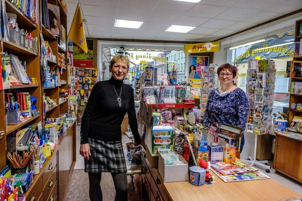 Beate Klauß (li.) und Sabine Schmitz verkaufen und beraten in der Wittenberger Buchhandlung Kummer.