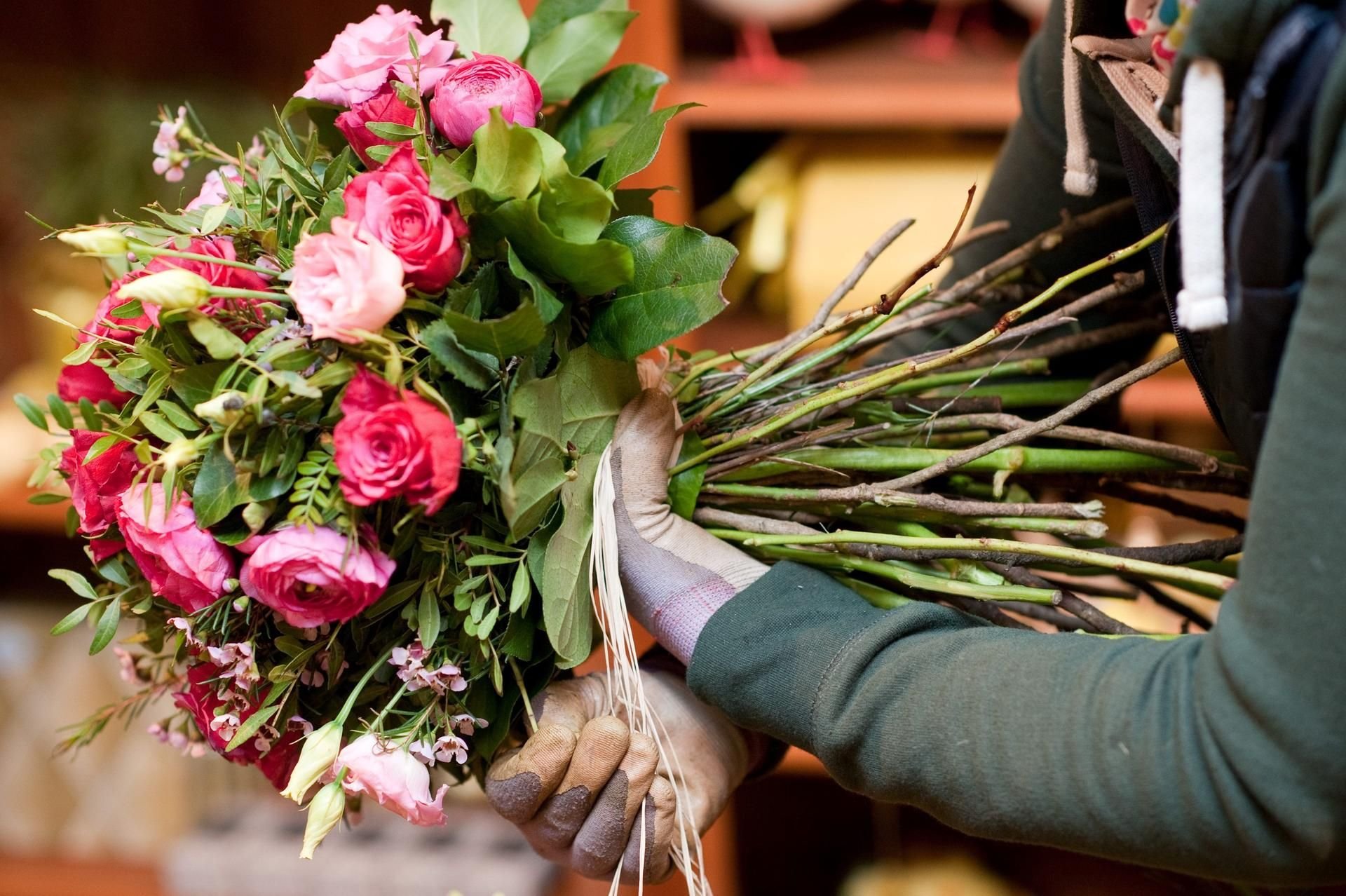Floristen beklagen sich über die wachsende Konkurrenz von Supermärkten, die Blumen häufig günstiger anbieten.