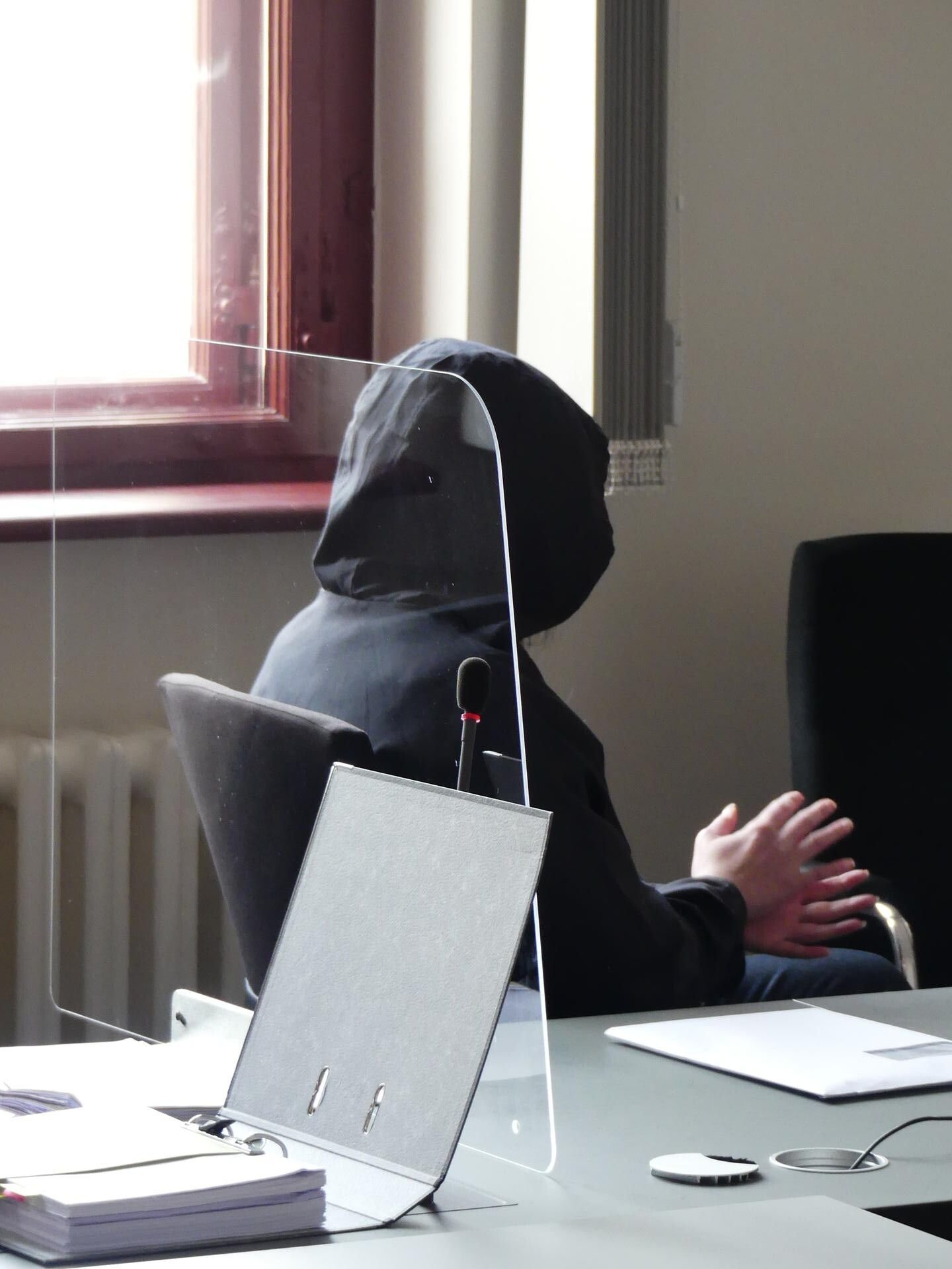 Die angeklagte Mutter des getöteten Tim aus Querfurt im Gerichtssaal.
