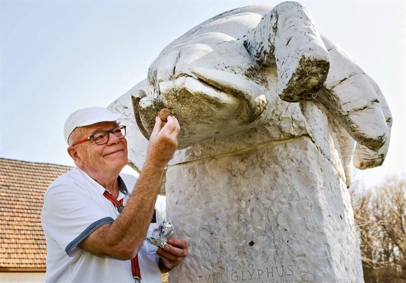 Mitten in Würchwitz steht ein außergewöhnliches Denkmal für den Milbenkäse. Vor 20 Jahren wurde es gebaut und Helmut Pöschel füllt Käse nach.