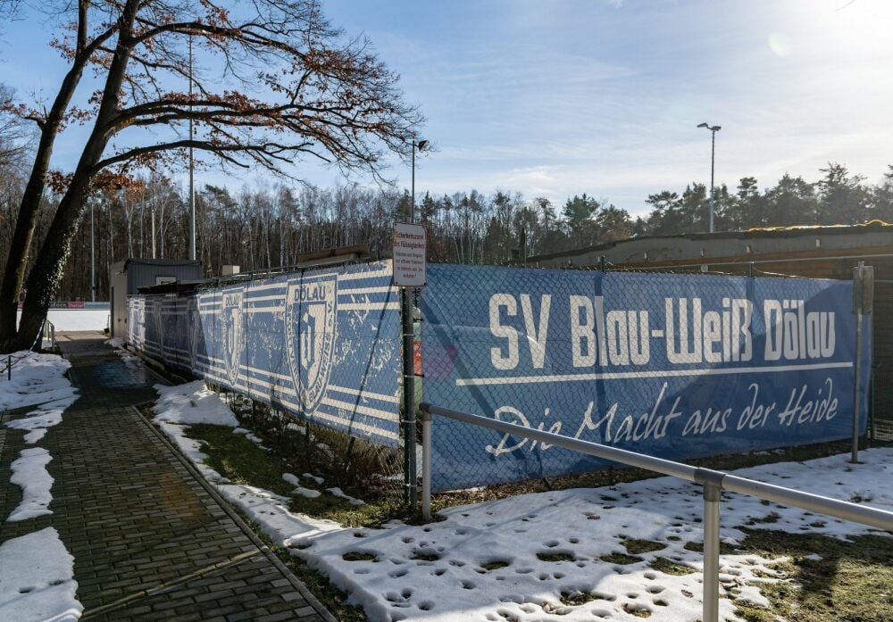 Die Ruhe vor dem Sturm? Das Vereinsgelände von Blau-Weiß Dölau wirkt wie im Winterschlaf.