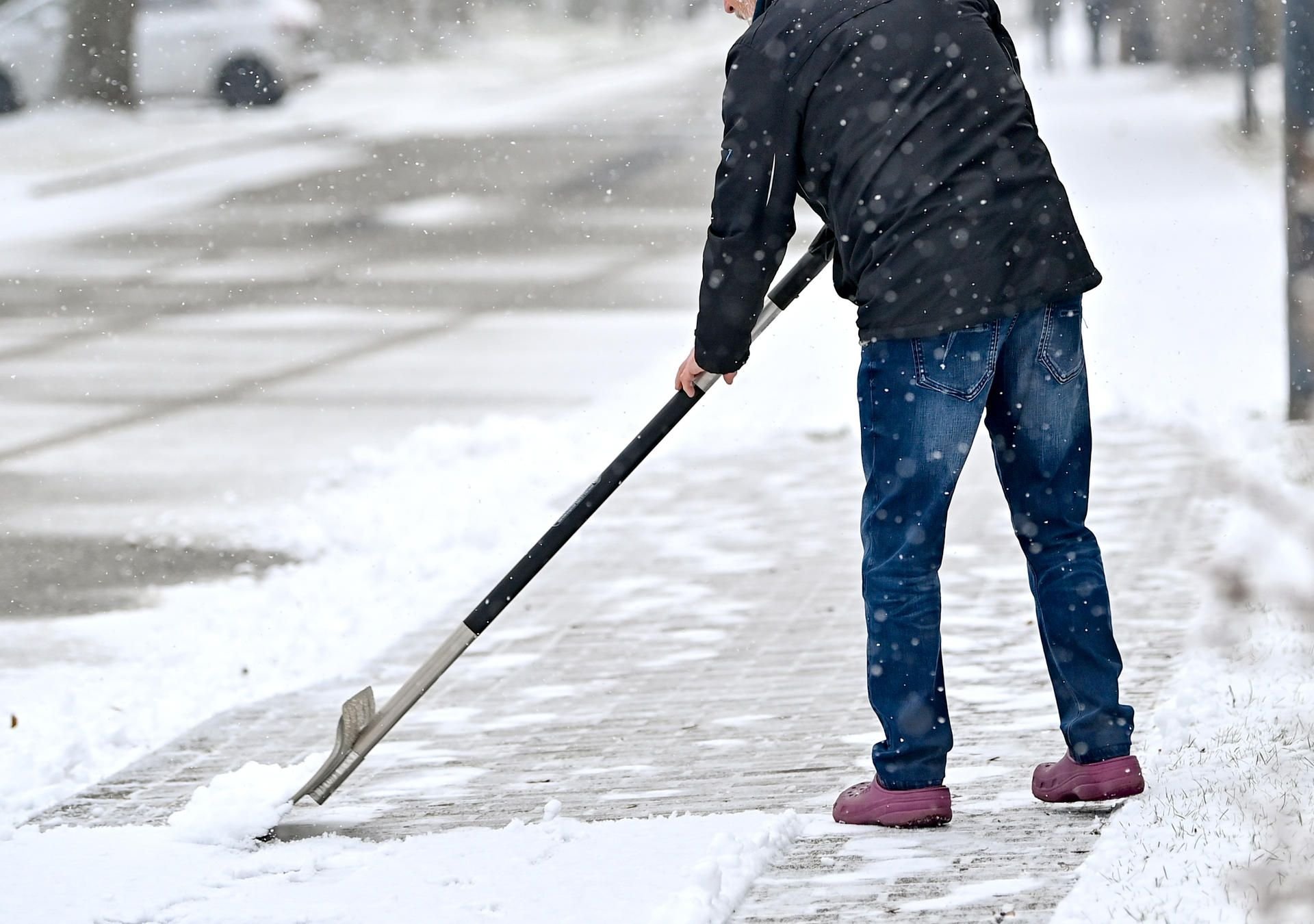 Wenn es schneit, muss geräumt werden. Wer dieser Pflicht nicht nachkommt, haftet für eventuelle Schäden.