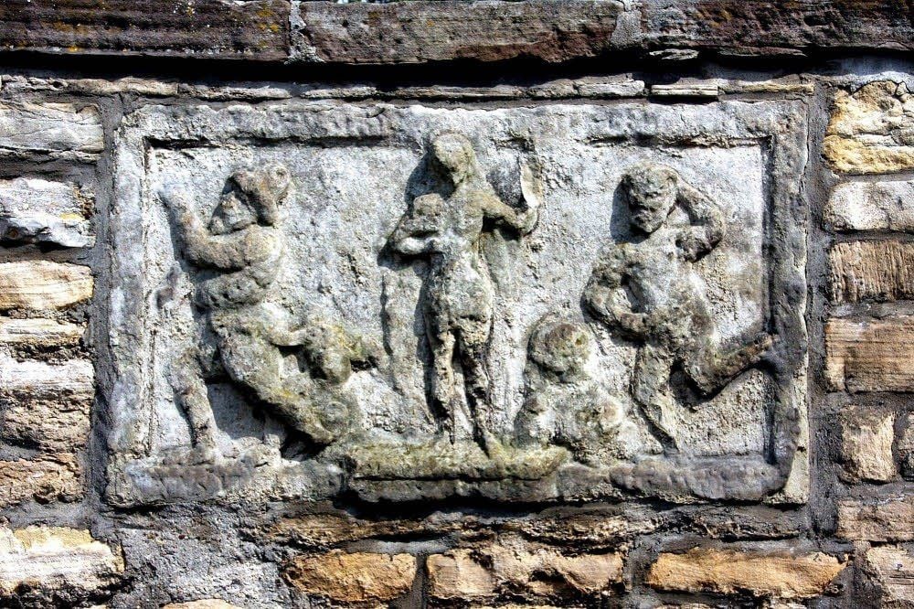 Relief aus dem 17. Jahrhundert zur Auferstehung Christi - zu sehen an der Kirchhofmauer.