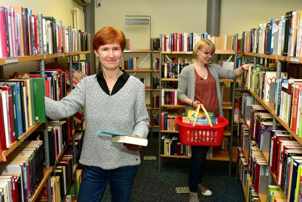 Julia Tarlatt (links) und Katharina Weile arbeiten eine Bestellliste ab und packen einen Korb mit Büchern zum Abholen.