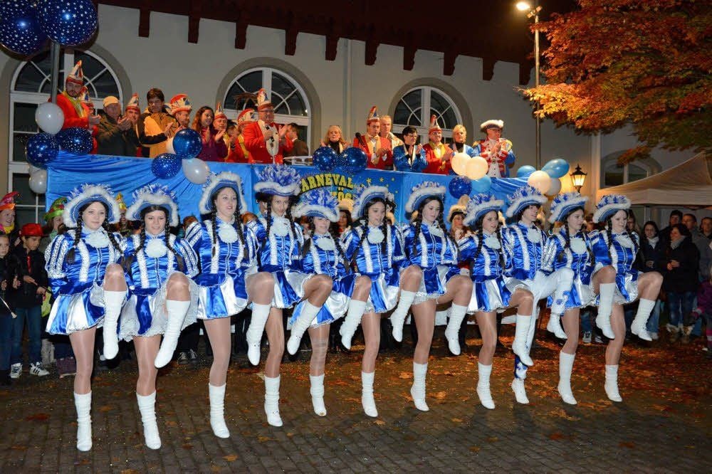 Die KKV-Funkengarde poliert das Pflaster vorm „Ritter“, Elferrat und Ortschaftsräte huldigen von der Bühne.