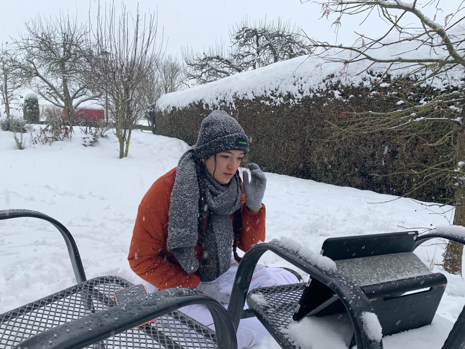 Weil die Internetverbindung in ihrer Gemeinde so schlecht ist, hat die Abiturientin Selina Seebauer ihr Referat im verschneiten Garten halten müssen.