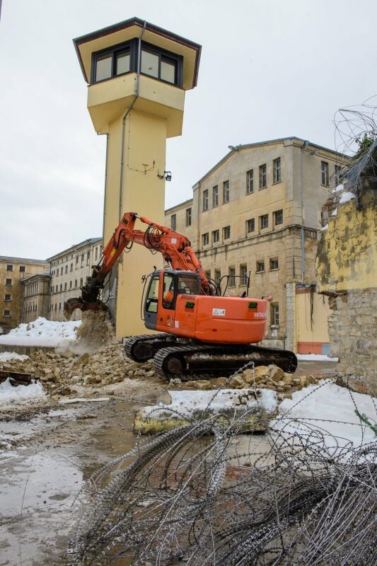 Bis September soll der größte Teil der ehemaligen JVA platt sein. Nur die Zukunft des hinter diesem Wachturm gelegenen Hafthauses ist noch unklar.