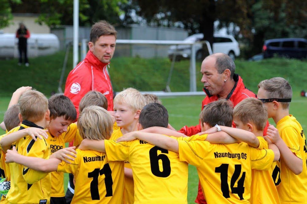 Daniel Götze (hinten links) und Ralf Holzheimer betreuen die F-Junioren-Kicker der JSG Naumburg.