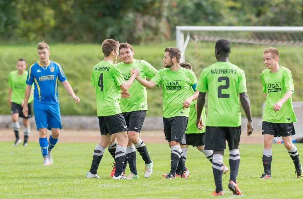 Nach dem 4:1 klatschten die Naumburger ihren Kapitän und Torschützen Philipp Lange ab.
