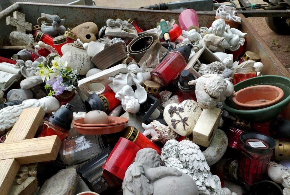 Der von der Friedhofsverwaltung in Bernburg in einen Container geworfene Grabschmuck sorgte für Empörung bei den Angehörigen.
