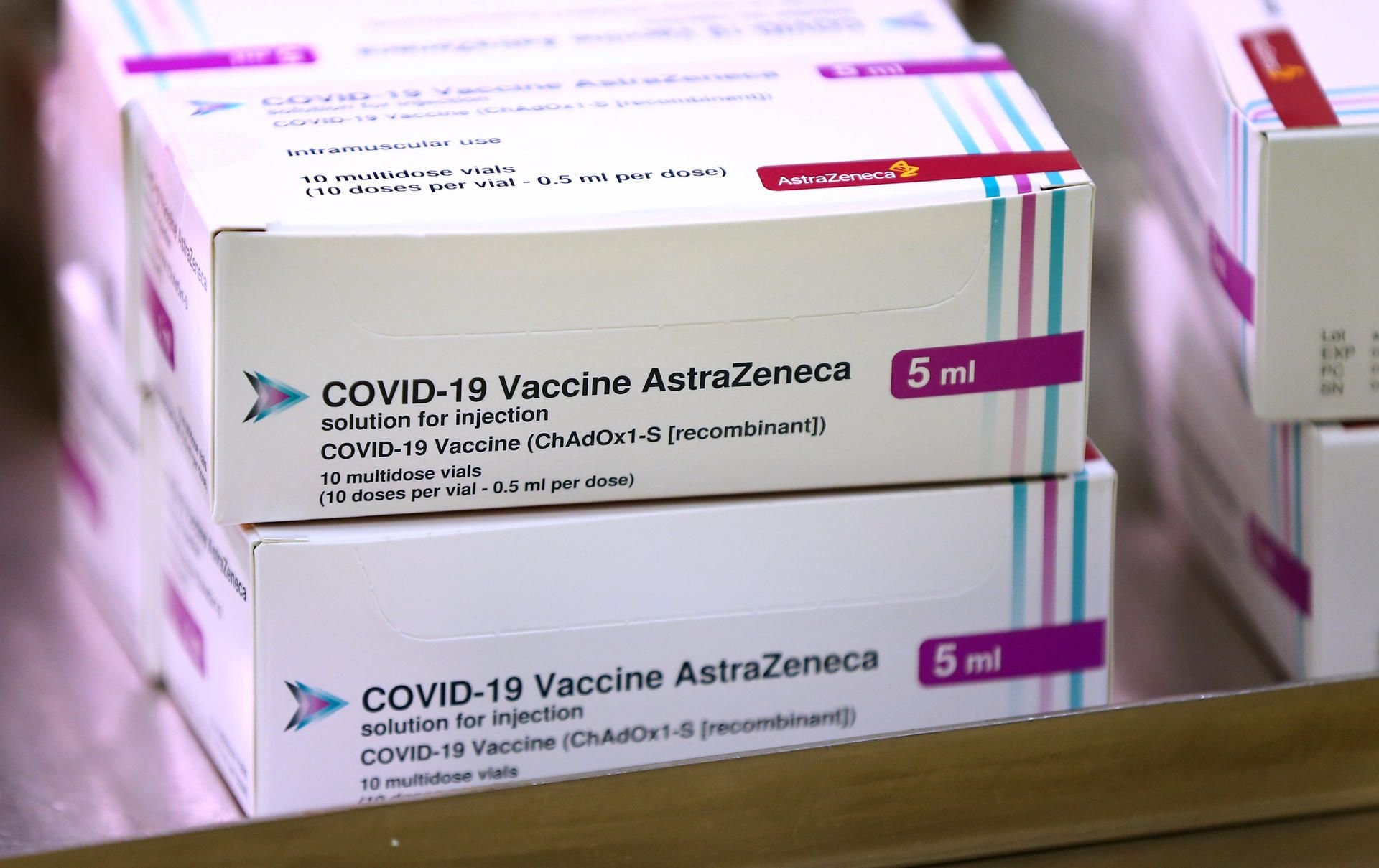 Schachteln mit Astrazeneca-Impfstoff