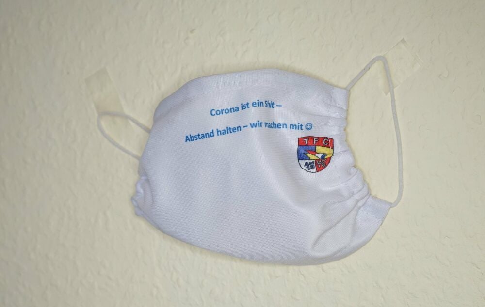 Die Thurländer Narren haben selbst Masken genäht.