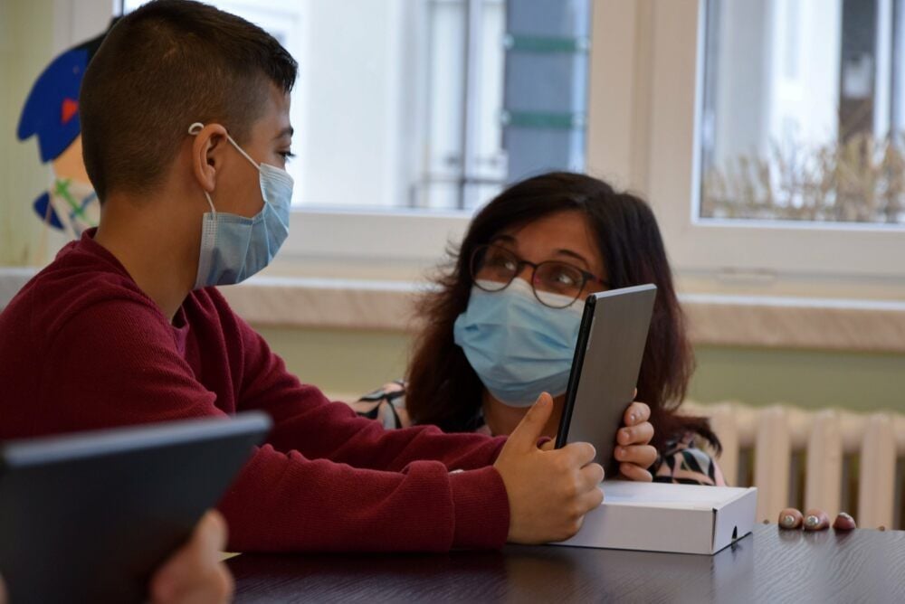 Omar aus der vierten Klasse hat jetzt ein eigenes Tablet für das Lernen zu Hause bekommen.