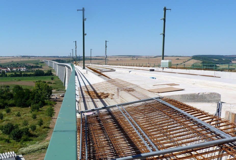 Die Unstruttalbrücke verbindet nahe Karsdorf den Bibratunnel mit dem Osterbergtunnel - hier ein Blick auf die Baustelle in Richtung Wetzendorf.