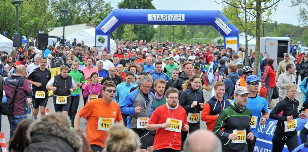 Der Start am Bitterfelder Stadthafen beim letzten Goitzsche Marathon - solche Bilder wird es wohl erst im Herbst wieder geben.
