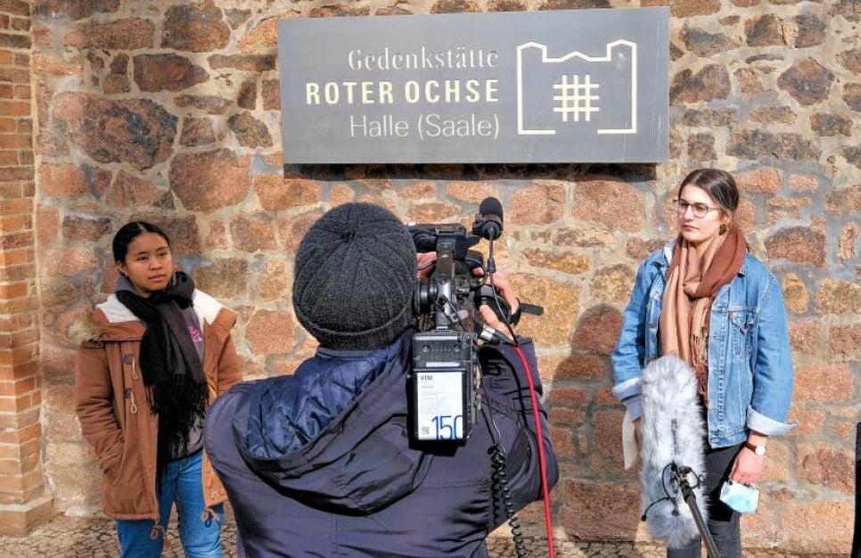 Amelie Tran (rechts) und Soa Fy Rasolo Hoerson bei den Dreharbeiten an der Gedenkstätte „Roter Ochse“