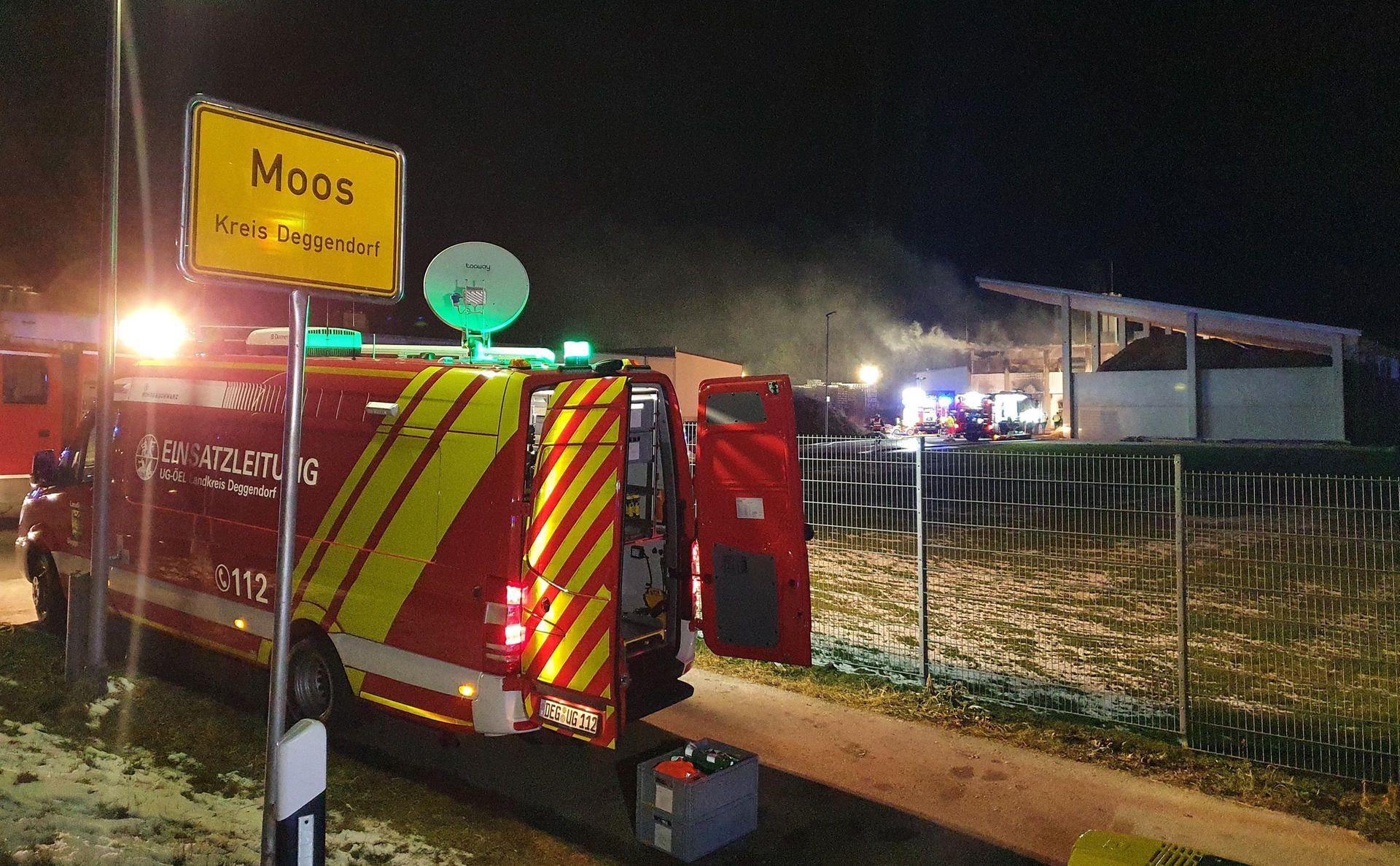 Moos: Ein Einsatzwagen der Feuerwehr steht in der Nähe einer brennenden Brauerei.