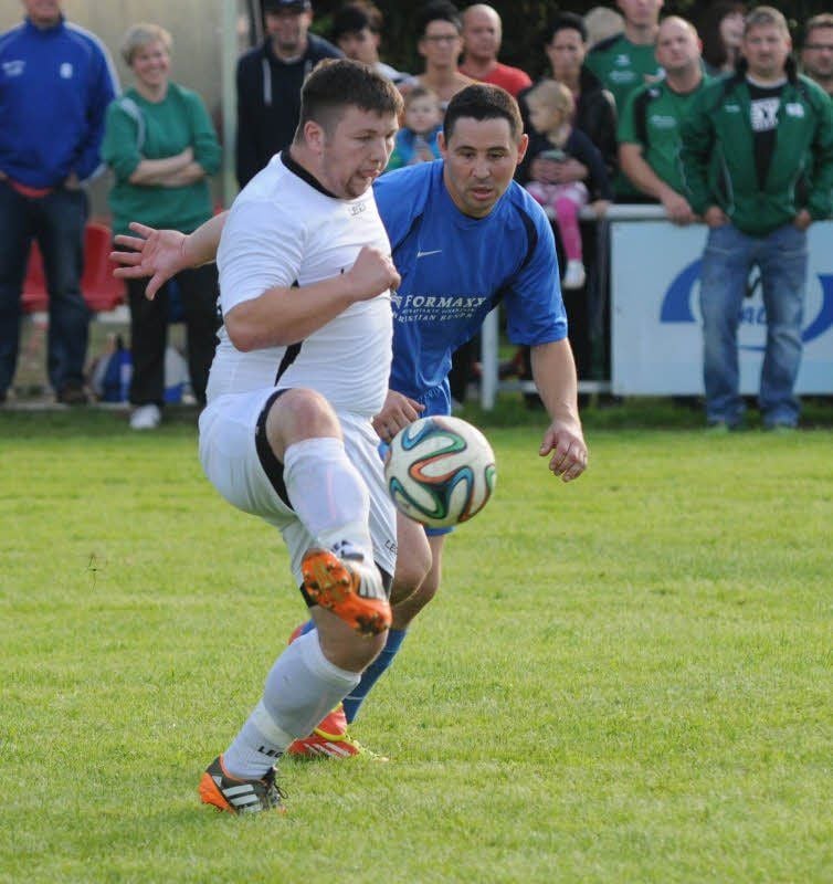 Zweikampf zwischen Kevin Spenner (l.) vom Gastgeber und Seimen Weihrauch.