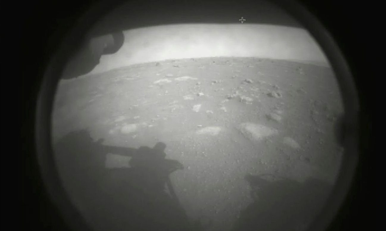 Der Perseverance-Rover hat erste Bilder vom Mars gesendet.